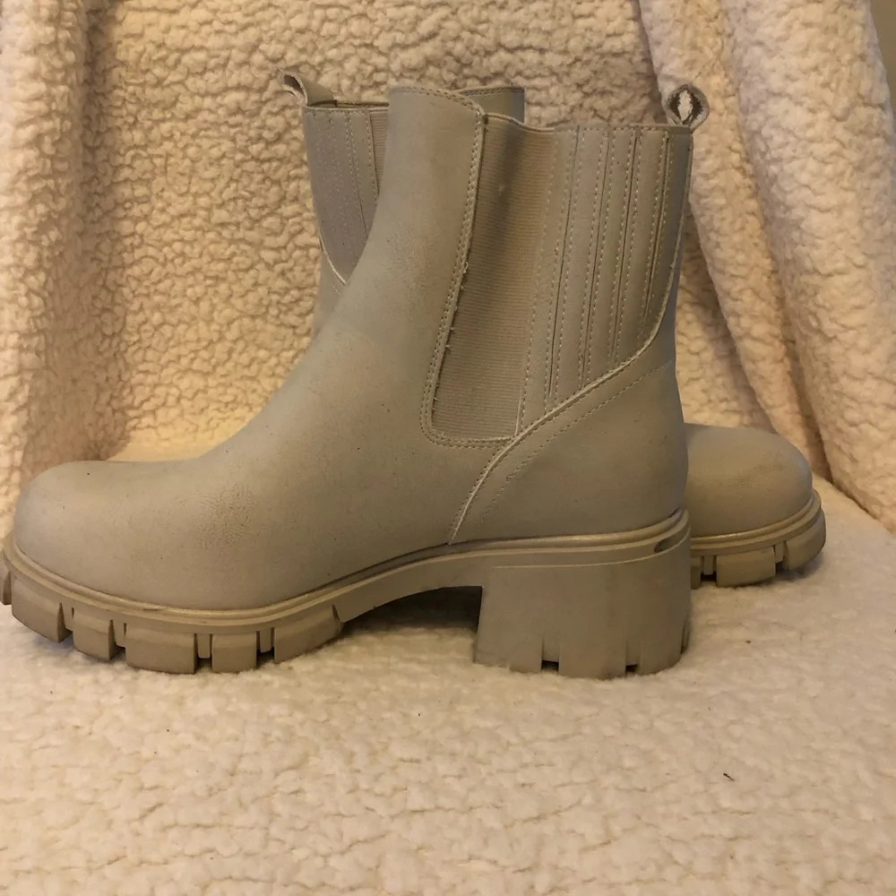 MIA Rigo Women’s Off-White Ankle Boots - Picture 3 of 10